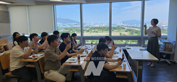 여수광양항만공사(YGPA, 사장직무대행 황학범)는 임직원을 대상으로 인권의식 확산을 위한 체험형 프로그램을 운영한다