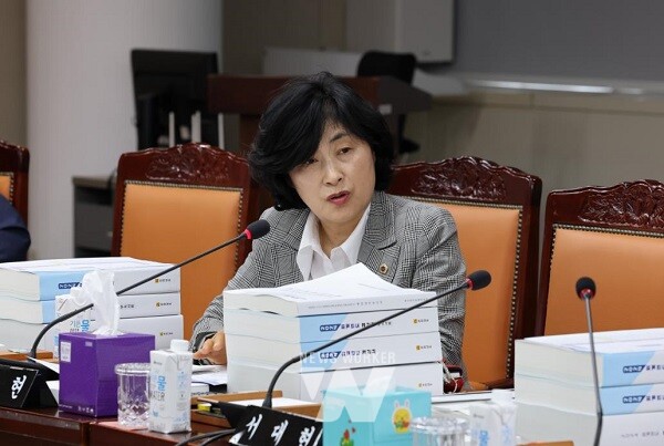 6월 12일 전서현 의원이 전라남도 2024회계연도 결산 및 예비비 지출 승인의 건 심사를 하고 있다.