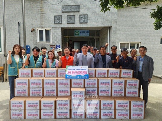 YGPA 항만사랑 봉사대를 비롯해, 여수시 노인복지관, 여수시 삼산면 관계자가 함께 기념촬영을 하고 있다.