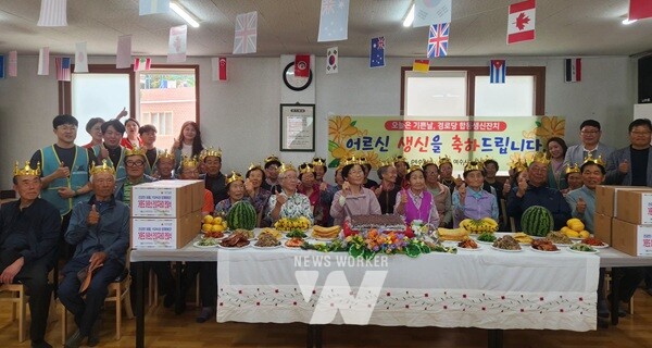 YGPA 항만사랑 봉사대가 거문도 어르신들께 생산상을 차려드리고 함께 기념촬영을 하고 있다.