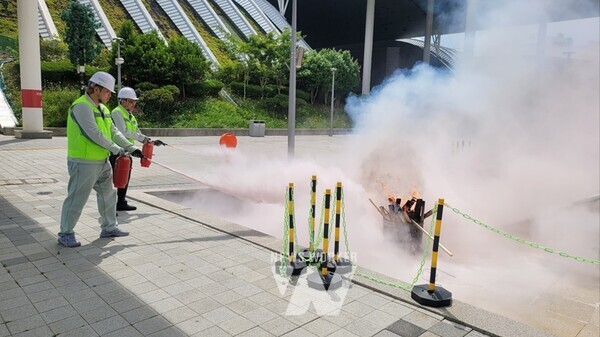 여수광양항만공사(YGPA, 사장 직무대행 황학범)는 지난 12일 여수박람회장의 화재 및 밀폐공간 사고에 대비한 자체 안전훈련을 실시했다