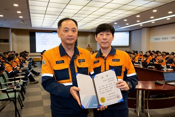 지난 12일, 광양제철소 소본부에서 '설비부문 수평전개 발표대회' 최우수상 시상식이 열렸다. 사진은 최우수상을 수상한 제강설비부 연주정비섹션을 대표해 수상자로 나선 이정현 파트장(사진 왼쪽)과 고재윤 광양제철소장이 기념사진을 촬영하는 모습.