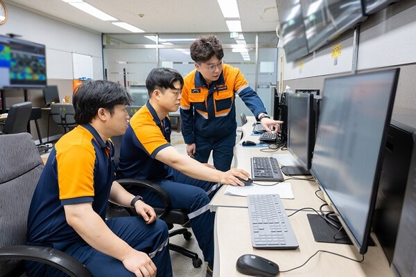 최우수상을 수상한 센서 냉각용 질소 사용량 저감. 사진은 광양제철소 연주정비섹션 직원들이 센서에 투입되는 질소 사용량을 실시간으로 모니터링하고 있는 모습.