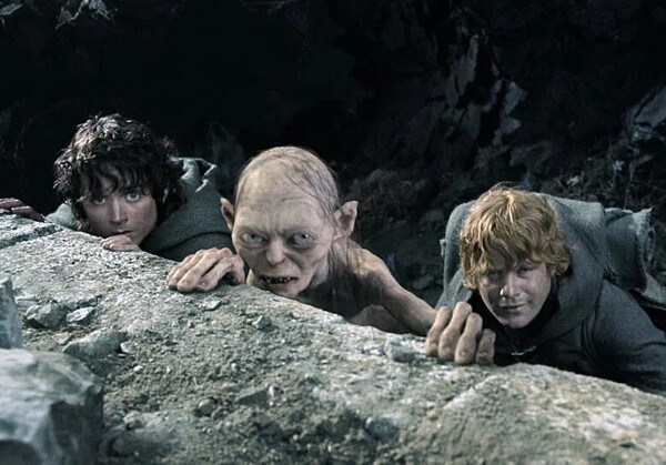 절대반지를 파괴하러 프로도 일행과 동행하는 골룸(가운데) [사진=영화 '반지의 제왕:왕의 귀환' 스틸]