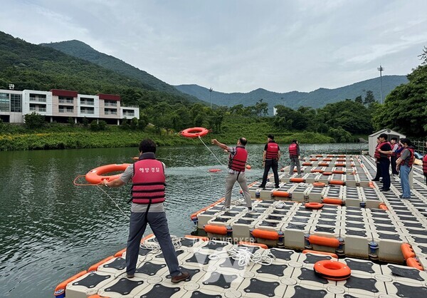 여수시(시장 정기명)는 해양경찰교육원과 협력해 오는 12월까지 전 직원 대상으로 해양 재난 대응 교육을 실시한다