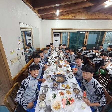 강진청자배 축구 페스티벌을 통해 방문한 학생들이 식사를 하고 있다.