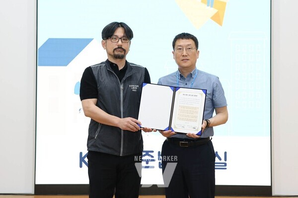 17일(화) 한국에너지공단 본사 홍보관에서 열린 ‘준법ㆍ윤리 실천 결의대회에서 한국에너지공단 이상훈 이사장(우측)이 배준경 노동조합위원장(좌측)과 노사 공동 준법,윤리 실천 결의문에 서약한 뒤 기념 촬영을 하고 있다