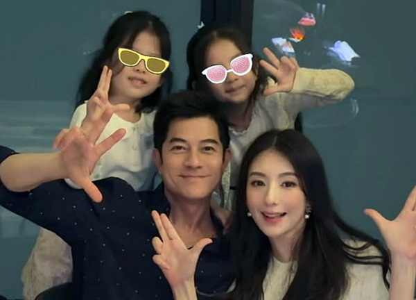 22세 나이 차이가 나는 곽부성과 팡위안 부부. 두 자녀의 프라이버시를 생각해 가족 사진은 부분 모자이크를 한다. [사진=팡위안 인스타그램]