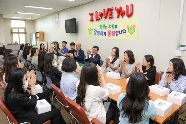 전남 광양시는 지난 17일 활기찬 직장 문화를 조성하고 직원들과의 소통을 강화하기 위해 ‘광양시가 응원합니다’ 행사를 개최했다