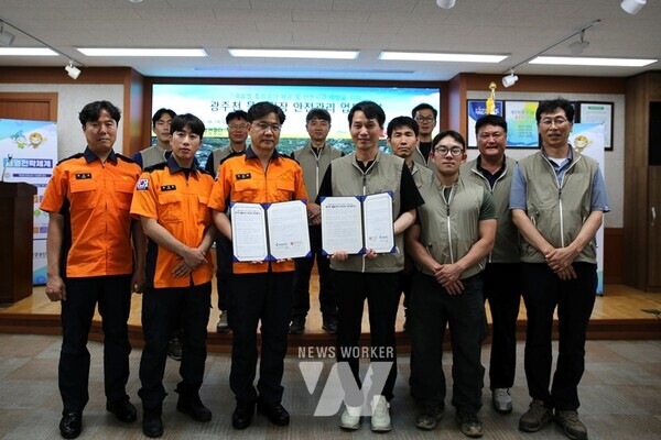 광주환경공단(이사장 김병수)은 18일 광주환경공단 대회의실에서 광주동부소방서와 ‘광주천 자연 물놀이장’의 안전한 운영을 위한 안전관리 업무협약을 체결했다