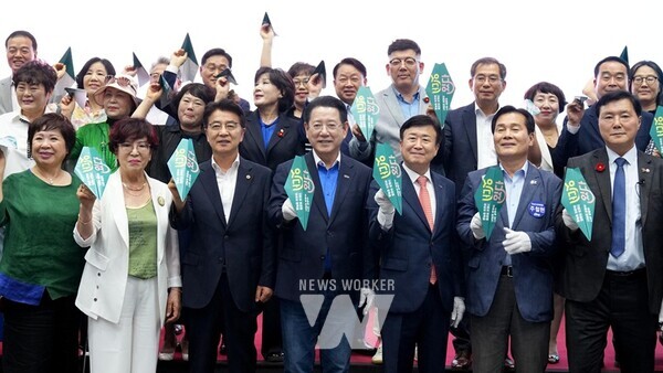 김영록 전라남도지사가 18일 여수 흥국체육관에서 열린 ‘2025년 제2회 전남 여성 일자리 박람회’에 참석, 주요 내빈들과 퍼포먼스를 하고 있다.