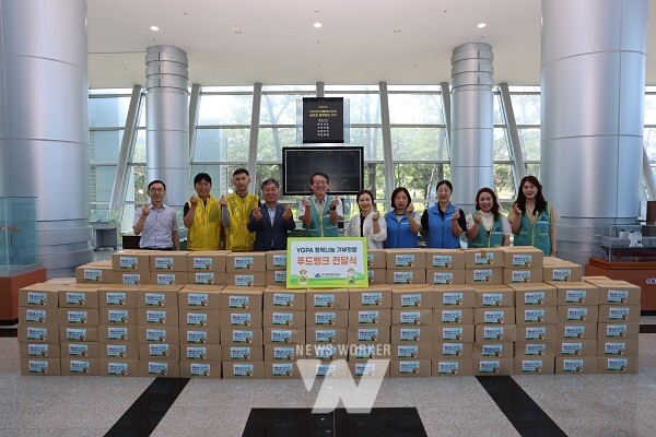 YGPA 행복나눔 기부텃밭 감자 전달식에서 YGPA, (사)광양 YWCA, 문수종합사회복지관, 쌍봉종합사회복지관 담당자가 함께 기념촬영을 하고 있다.