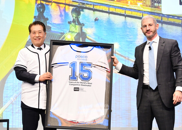 18일(현지시각) 미국 뉴욕에서 열린 WSD 포럼에서 장인화 포스코그룹 회장(사진 왼쪽)이 필립 엥글린(Philipp Englin) WSD CEO로부터 야구복으로 특별 제작한 WSD 명예의 전당 기념액자를 전달 받은 뒤 기념촬영을 하고 있다.