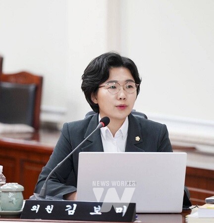 질의하는 김보미 의원