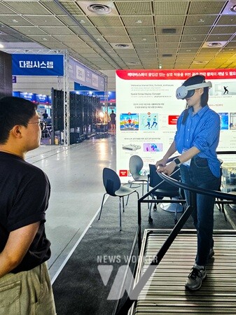 GIST AI융합학과 윤정원 교수 연구팀이 ‘2025 메타버스 엑스포(METAVERSE EXPO 2025)’에 참가해 초슬림·초고속 360도 전 방향 트레드밀을 전시하고 이를 활용한 메타버스 보행 상호작용 플랫폼 기술을 선보이고 있다.