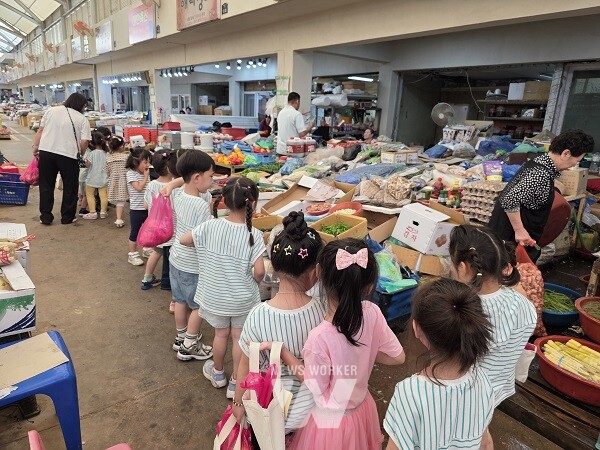 지난 17일 강진읍시장을 방문해 ‘어린이 장보기 체험 행사’ 중인 아이들의 모습