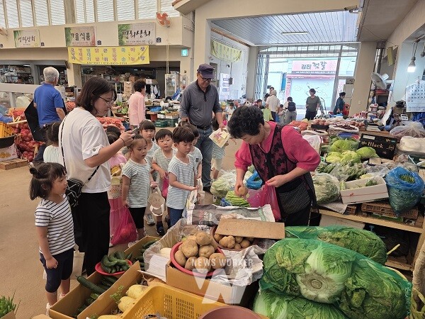 지난 17일 강진읍시장을 방문해 ‘어린이 장보기 체험 행사’ 중인 아이들의 모습