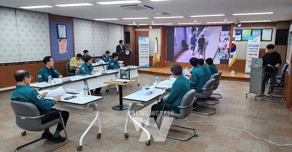 광주환경공단(이사장 김병수)은 19일, 공단 재해·재난 종합상황실 및 극락천 비점 전기실동 일원에서 여름철 집중호우와 태풍 등 자연재난에 대비한 ‘유관기관 합동 모의훈련’을 실시했다