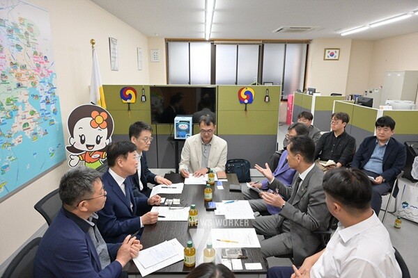 정기명 여수시장이 2026여수세계섬박람회 홍보를 위해 지난 19일 오사카 통상사무소에서 전라남도민회와 간담회를 가졌다.