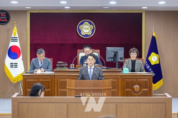 김재식 의원이 “대통령 공약 이행 위한 전략적 대응 방안 마련”을 촉구하고 있다.