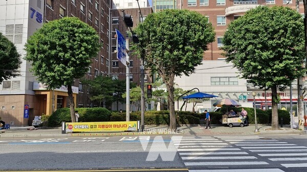 광주시 동구(청장 임택)는 무단횡단 사고 다발 횡단 보도와 교차로 인근에 방호울타리 역할을 하는 ‘보행 안전 현수막 게시대’를 설치했다