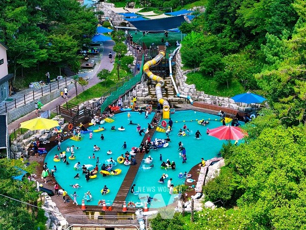 강진 물놀이장 풍경.