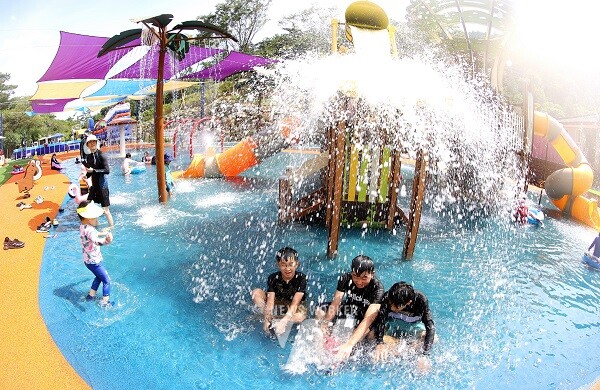 강진 물놀이장 풍경.