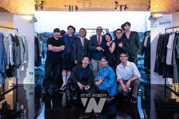 콘진원은 6월 17일부터 20일까지 이탈리아 피렌체에서 개최된 세계 최대 남성복 박람회 ‘피티 우오모 108’에 주빈국 자격으로 참가해 한국공동관 ‘코드 코리아’를 성공적으로 운영했다. (피티 우오모 108 한국공동관 코드 코리아 참가 브랜드 사진, 뒷줄 왼쪽에서 네 번째 피티 이마지네 라파엘로 나폴레오네 사장, 뒷줄 왼쪽에서 세 번째 김준구 주이탈리아 대한민국 대사)