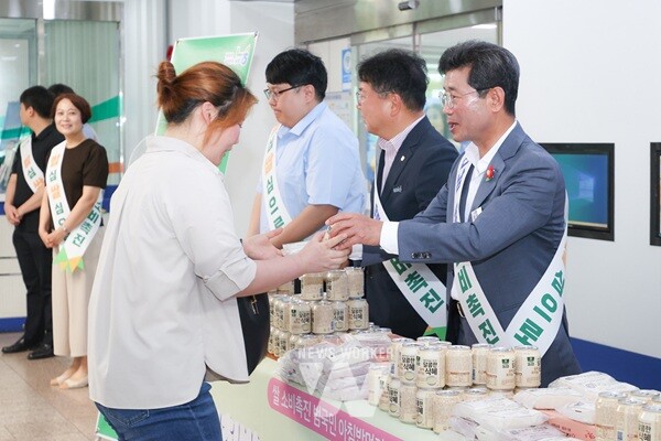 광양시, 쌀 소비 촉진 위한 ‘아침밥 먹기 운동’ 캠페인 전개 -식혜와 기정떡을 나누는 정인화 시장