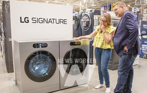 고객이 로우스 매장에 전시된 'LG 시그니처' 세탁기 및 건조기 제품을 둘러보는 모습.
