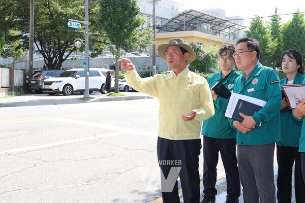 전남 광양시(시장 정인화)는 지난 23일 ‘6월 중 제2차 현장 소통의 날’을 맞아 정인화 시장이 광양항 배후도로 확포장공사 현장을 비롯한 사업장 5개소를 방문해 현장을 점검했다.