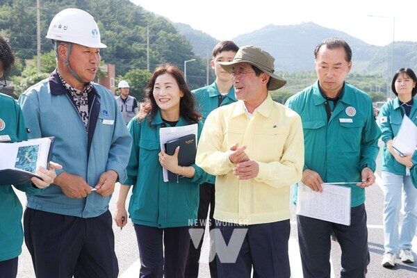 전남 광양시(시장 정인화)는 지난 23일 ‘6월 중 제2차 현장 소통의 날’을 맞아 정인화 시장이 광양항 배후도로 확포장공사 현장을 비롯한 사업장 5개소를 방문해 현장을 점검하고
