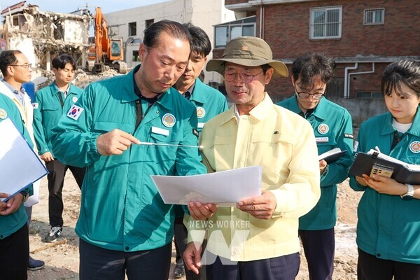 전남 광양시(시장 정인화)는 지난 23일 ‘6월 중 제2차 현장 소통의 날’을 맞아 정인화 시장이 광양항 배후도로 확포장공사 현장을 비롯한 사업장 5개소를 방문해 현장을 점검하고