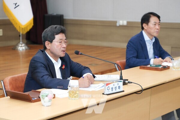 전남 광양시(시장 정인화)는 지난 23일 광양읍사무소 대회의실에서 정인화 시장 주재로 읍면동장 회의를 개최하고 본청과 읍면동 간 현안을 공유했다