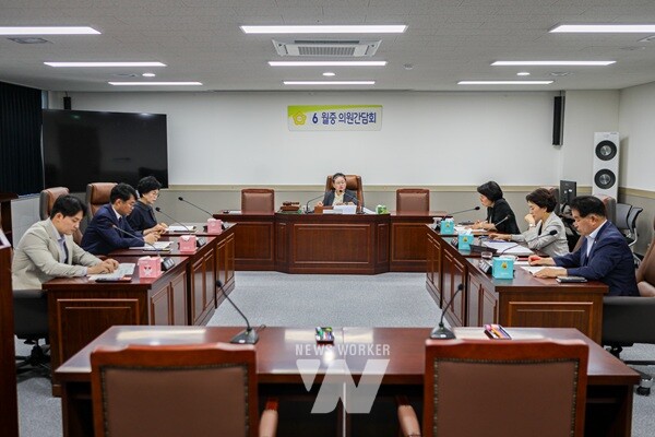 광주 동구의회(의장 문선화)가 전체의원 간담회를 열고 올해 하반기 예정되어 있었던 공무 국외 연수를 실시하지 않기로 결정했다