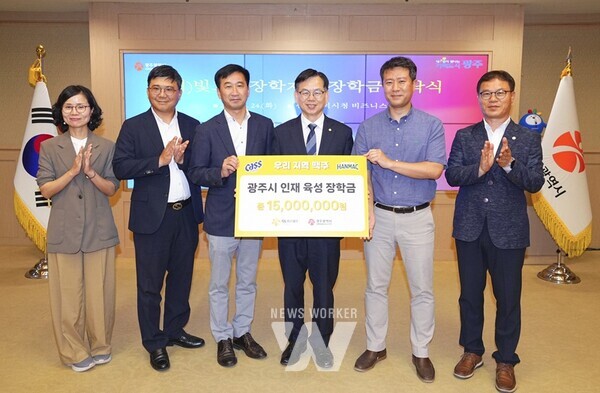 고광완 광주광역시 행정부시장이 24일 오후 시청 비즈니스룸에서 오비맥주로부터 빛고을장학재단 장학금을 기탁 받고 있다./광주광역시 제공