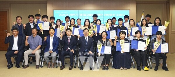 고광완 광주광역시 행정부시장이 24일 오후 시청 비즈니스룸에서 빛고을장학생 장학 증서를 수여한 뒤 학생들과 기념촬영을 하고 있다./광주광역시 제공