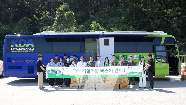 롯데웰푸드 관계자들이 해병대 2사단 볼음소초를 방문해 ‘닥터자일리톨 버스가 간다!’ 캠페인 기념 촬영을 하고 있다.