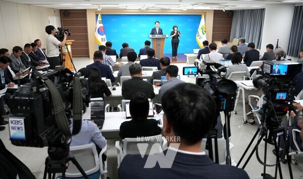 김영록 전라남도지사가 26일 오전 도청 브리핑룸에서 민선 8기 출범 3주년 기자회견문을 발표하고 있다.