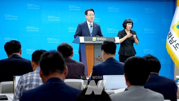 김영록 전라남도지사가 26일 오전 도청 브리핑룸에서 민선 8기 출범 3주년 기자회견문을 발표하고 있다.