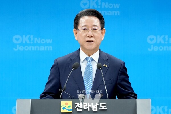 김영록 전라남도지사가 26일 오전 도청 브리핑룸에서 민선 8기 출범 3주년 기자회견문을 발표하고 있다.