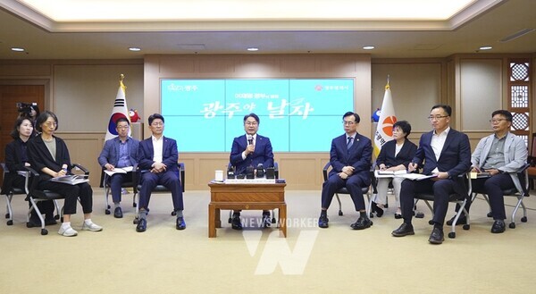 강기정 광주광역시장이 26일 오전 시청 비즈니스룸에서 열린 민선 8기 3주년 기자간담회에 참석해 3년간 소회와 시정성과를 말하고 있다. / 광주광역시 제공