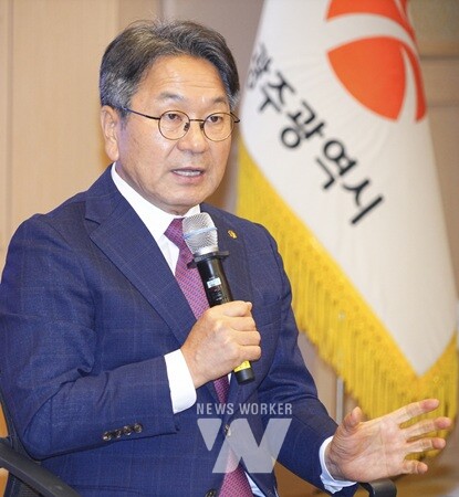 강기정 광주광역시장이 26일 오전 시청 비즈니스룸에서 열린 민선 8기 3주년 기자간담회에 참석해 3년간 소회와 시정성과를 말하고 있다. / 광주광역시 제공