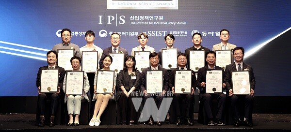 국가서비스대상(가전, 전력, 공공-지자체 부문) 수상 기관 단체 기념촬영(최진수 한전KDN 미래사업개발본부장(앞줄 우측끝)