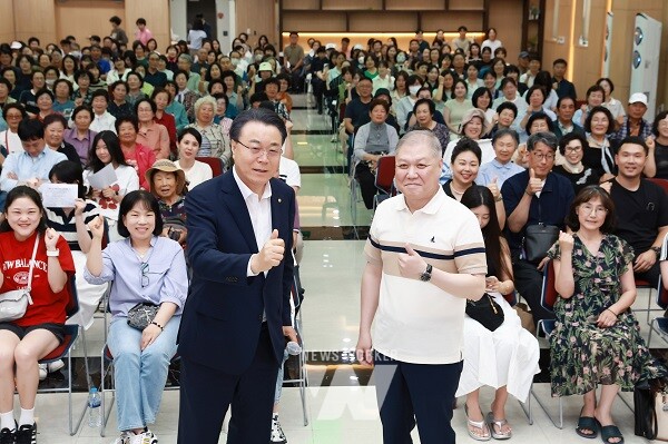 ‘2025 군민행복 아카데미’ 4회차 강연에서 구복규 화순군수와 권일용 강사