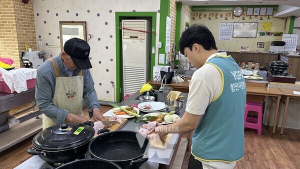 ‘소통으로 함께하는 마음톡톡 공감톡톡’ 프로그램 참여자들이 함께 베이커리 체험활동에 참여하고 있다.