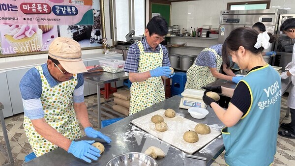 ‘소통으로 함께하는 마음톡톡 공감톡톡’ 프로그램 참여자들이 함께 요리교실에 참여하고 있다.