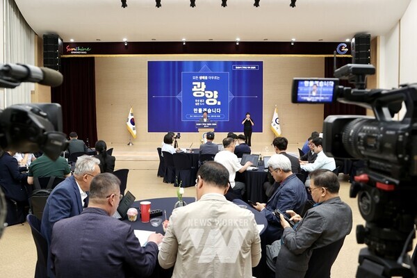 전남 광양시는 6월 27일 시청 대회의실에서 ‘민선 8기 취임 3주년 기자간담회’를 열고, 지난 3년간 시정 성과를 돌아보며 향후 1년간의 시정 운영 방향을 제시했다.