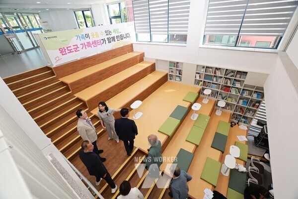 전남 완도군(군수 신우철)은 지난 26일 가족 복지와 공동체 돌봄의 거점이 될 ‘완도군 가족센터’ 개관식을 개최했다.