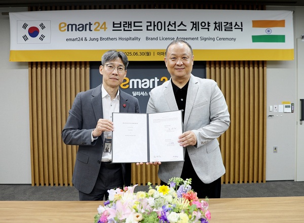 이마트24 최진일 대표(사진 왼쪽), 피터 정(Jung Brothers Hospitality CEO)대표 라이선스 계약 체결 [사진=이마트24]